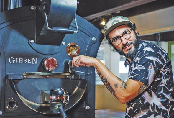Alberto Bermúdez se ha capacitado como catador y tostador de café. Alberto Bermúdez se ha capacitado como catador y tostador de café.