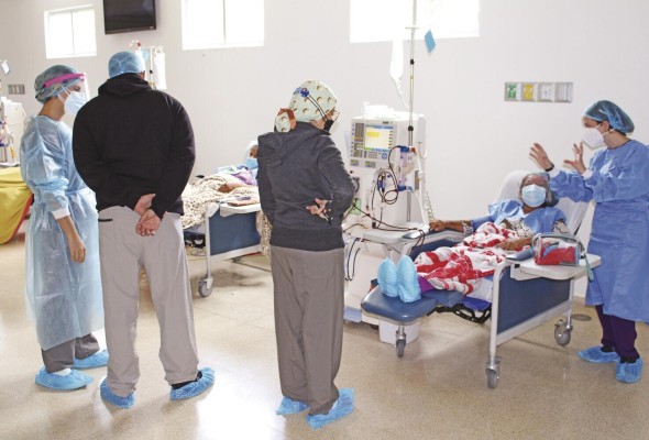 Cuando los riñones fallan, los médicos nefrólogos siguen a sus pacientes en una terapia sustitutiva que se conoce como hemodiálisis. Cuando los riñones fallan, los médicos nefrólogos siguen a sus pacientes en una terapia sustitutiva que se conoce como hemodiálisis.