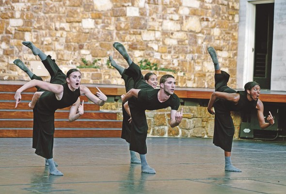 'Drift' se compone por movimientos rápidos, punzantes, delicados y en armonía. 'Drift' se compone por movimientos rápidos, punzantes, delicados y en armonía.
