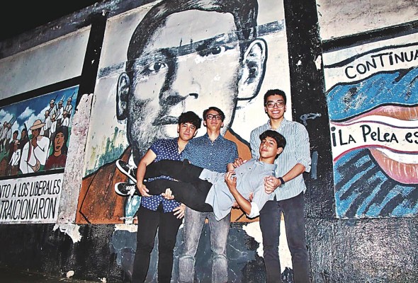 La agrupación panameña está integrada por cuatro chicos jóvenes: Juan Diego Sánchez (voz y guitarra eléctrica) y Pavel Osorio (guitarra eléctrica), Carlos Sánchez (bajo) y Sebastián González (batería). La agrupación panameña está integrada por cuatro chicos jóvenes: Juan Diego Sánchez (voz y guitarra eléctrica) y Pavel Osorio (guitarra eléctrica), Carlos Sánchez (bajo) y Sebastián González (batería).