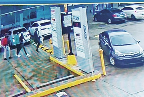 La cámara de seguridad en plaza Galápagos muestra a los cuatro delincuentes que robaron en esa sede de la Caja de Ahorros. La cámara de seguridad en plaza Galápagos muestra a los cuatro delincuentes que robaron en esa sede de la Caja de Ahorros.