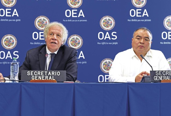 El secretario general y el secretario general adjunto de la OEA, Luis Almagro y Nestor Mendez, hablan durante una rueda de prensa. El secretario general y el secretario general adjunto de la OEA, Luis Almagro y Nestor Mendez, hablan durante una rueda de prensa.
