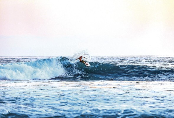 La playa El Palmar, playa Venao, Cambutal en la península de Azuero o playa Morrillo son lugares indicados para practicar el surf. La playa El Palmar, playa Venao, Cambutal en la península de Azuero o playa Morrillo son lugares indicados para practicar el surf.