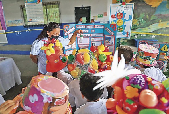 Los niños reciben enseñanza de cómo llevar una alimentación saludable. Los niños reciben enseñanza de cómo llevar una alimentación saludable.