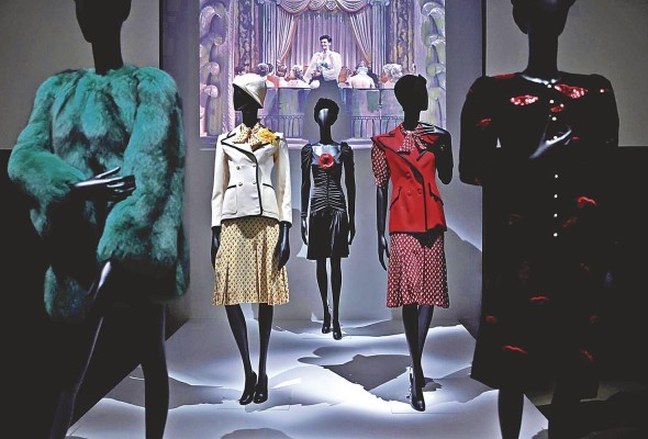 Algunos de los diseños de Jean-Paul Gaultier en la exhibición. Algunos de los diseños de Jean-Paul Gaultier en la exhibición.
