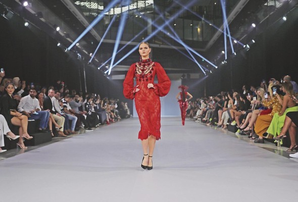 Una modelo en la pasarela de Amato Couture. Una modelo en la pasarela de Amato Couture.