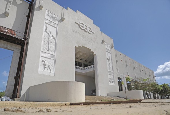 El histórico estadio Juan Demóstenes Arosemena es uno de los que se encuentra agonizando frente a la burocracia gubernamental. El histórico estadio Juan Demóstenes Arosemena es uno de los que se encuentra agonizando frente a la burocracia gubernamental.