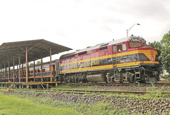 Fue la empresa estadounidense Panamá Canal Railway la que construyó el tren. Fue la empresa estadounidense Panamá Canal Railway la que construyó el tren.