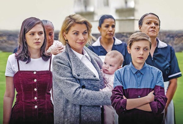Tras una semana en la plataforma Netflix, la serie ha ganado popularidad y ha confirmado una segunda temporada. Tras una semana en la plataforma Netflix, la serie ha ganado popularidad y ha confirmado una segunda temporada.