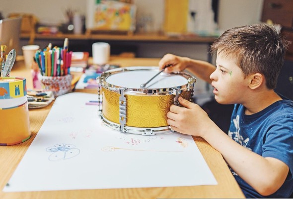 La musicoterapia facilita la comunicación, la expresión y la integración de niños de 0 a 6 años con trastornos neurológicos, anomalías genéticas, dificultades sensoriales. La musicoterapia facilita la comunicación, la expresión y la integración de niños de 0 a 6 años con trastornos neurológicos, anomalías genéticas, dificultades sensoriales.