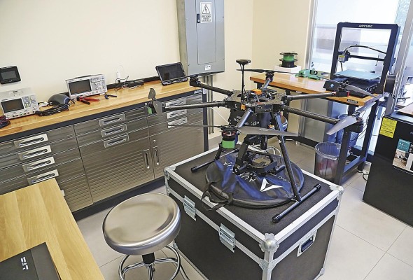 Los investigadores se apoyan en la tecnología para desarrollar sus proyectos. Los investigadores se apoyan en la tecnología para desarrollar sus proyectos.