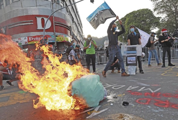 27 jóvenes entre ellos 4 menores fueron retenidos durante las protestas del día miércoles por la noche. 27 jóvenes entre ellos 4 menores fueron retenidos durante las protestas del día miércoles por la noche.