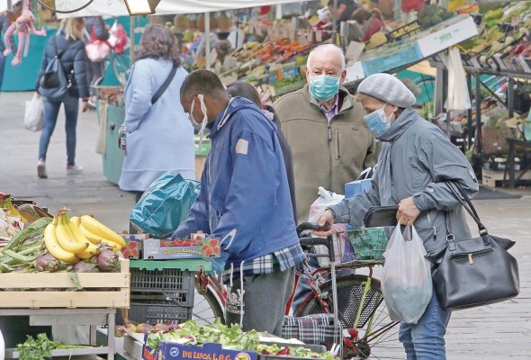 Italia, de cuarentena. Poco vecinos salen a hacer la compra. Italia, de cuarentena. Poco vecinos salen a hacer la compra.