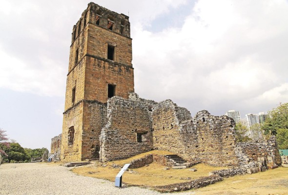 Panamá Viejo presenta las huellas del pasado colonial en sus ruinas. Panamá Viejo presenta las huellas del pasado colonial en sus ruinas.