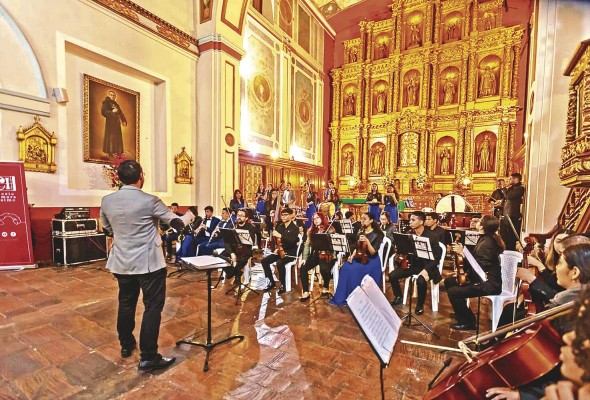 La Orquesta de Cámara está formada por 25 músicos, en diversos instrumentos de viento, madera, entre otros. La Orquesta de Cámara está formada por 25 músicos, en diversos instrumentos de viento, madera, entre otros.