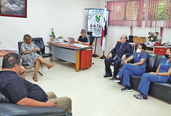 La viceministra de Salud Ivette Berríos, reunida con directivos del hospital. La viceministra de Salud Ivette Berríos, reunida con directivos del hospital.