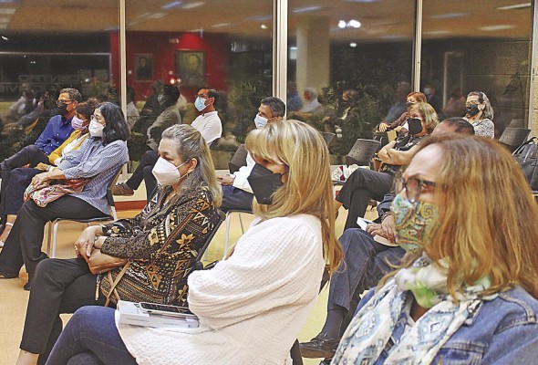 Público asistente a la presentación Público asistente a la presentación