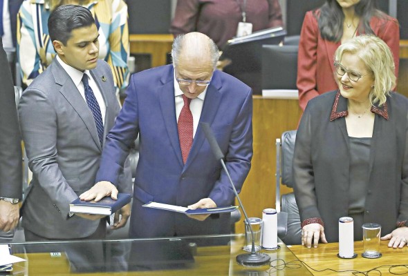 El nuevo vicepresidente de Brasil, Geraldo José Rodrigues de Alckmin, realiza su juramento durante la ceremonia de investidura en el Parlamento. El nuevo vicepresidente de Brasil, Geraldo José Rodrigues de Alckmin, realiza su juramento durante la ceremonia de investidura en el Parlamento.