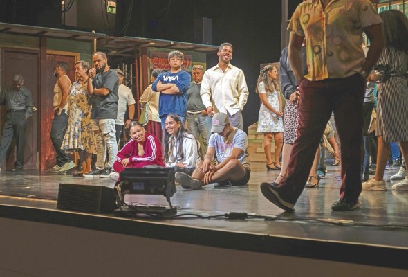 Parte del elenco en un ensayo en el Teatro Nacional, días antes de estrenar la obra. Parte del elenco en un ensayo en el Teatro Nacional, días antes de estrenar la obra.