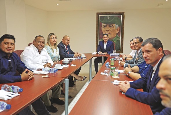 Primera reunión de José Gabriel Carrizo con el Comité Ejecutivo Nacional (CEN) del PRD, luego de ganar las elecciones primarias. Primera reunión de José Gabriel Carrizo con el Comité Ejecutivo Nacional (CEN) del PRD, luego de ganar las elecciones primarias.
