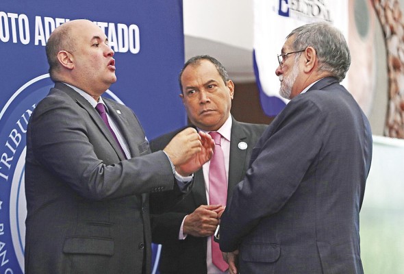 Osman Valdés (d) conversa con magistrados del TE. Osman Valdés (d) conversa con magistrados del TE.