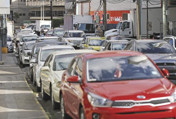 La falta de estacionamientos genera congestionamientos vehiculares. La falta de estacionamientos genera congestionamientos vehiculares.