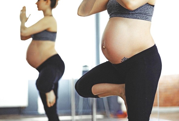 El embarazo precoz incrementa los riesgos tanto para la madre como para el niño. El embarazo precoz incrementa los riesgos tanto para la madre como para el niño.