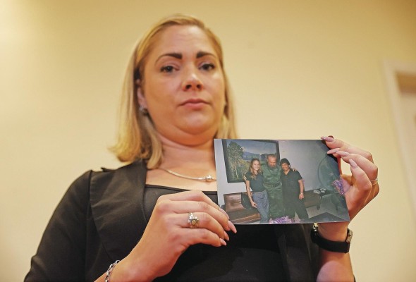 La cubana Mavys Álvarez muestra unas fotos junto al exjugador Diego Maradona hoy, durante una rueda de prensa con agencias internacionales, en Buenos Aires (Argentina). La cubana Mavys Álvarez muestra unas fotos junto al exjugador Diego Maradona hoy, durante una rueda de prensa con agencias internacionales, en Buenos Aires (Argentina).