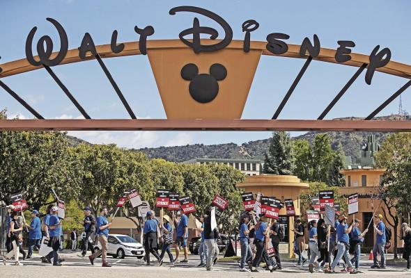 Los guionistas se enfrentan a grandes productoras como Amazon, Disney, Netflix y Paramount. Los guionistas se enfrentan a grandes productoras como Amazon, Disney, Netflix y Paramount.