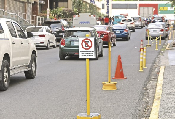 Los conductores pasan minutos buscando dónde estacionarse. Los conductores pasan minutos buscando dónde estacionarse.
