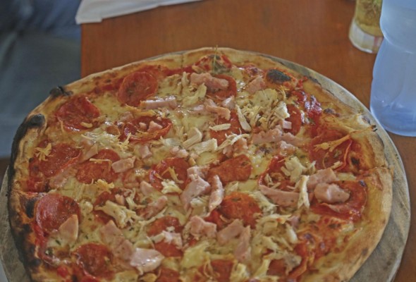 Pizza en horno de leña Pizza en horno de leña
