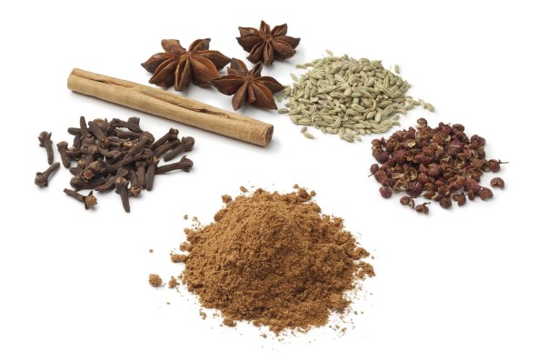 El 'cinco especias' de China se compone de clavo, canela, anis de estrella, semillas de hinojo y pimienta de Sichuan El 'cinco especias' de China se compone de clavo, canela, anis de estrella, semillas de hinojo y pimienta de Sichuan
