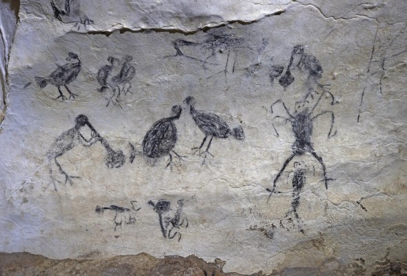 Fotografía que muestra el arte rupestre en el interior de las Cuevas de Pomier en San Cristóbal (República Dominicana). Fotografía que muestra el arte rupestre en el interior de las Cuevas de Pomier en San Cristóbal (República Dominicana).