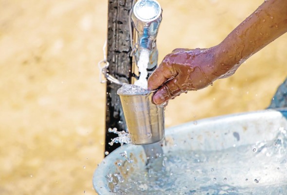 Existen aún cerca de 18 millones de personas que viven en áreas rurales de América Latina y el Caribe (ALC) que no tienen servicio de agua mejorada y cerca de 41 millones no cuentan con saneamiento mejorado. Existen aún cerca de 18 millones de personas que viven en áreas rurales de América Latina y el Caribe (ALC) que no tienen servicio de agua mejorada y cerca de 41 millones no cuentan con saneamiento mejorado.