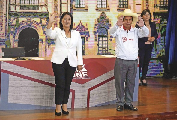 Fujimori (i) y Castillo (d) llegan al balotaje en un ambiente de enorme polarización. Fujimori (i) y Castillo (d) llegan al balotaje en un ambiente de enorme polarización.