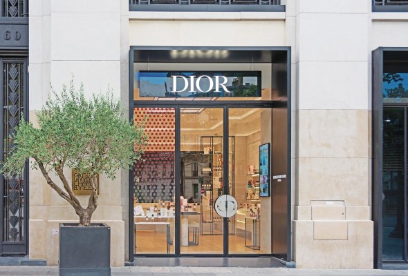La exhibición arranca con los orígenes de la familia de Dior (1905-1957). La exhibición arranca con los orígenes de la familia de Dior (1905-1957).