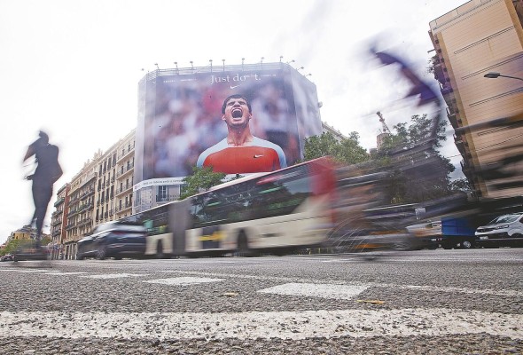 Anuncio de Nike en Barcelona en el que aparece Alcaraz Anuncio de Nike en Barcelona en el que aparece Alcaraz