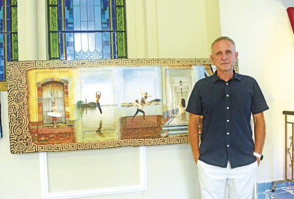 El fotógrafo Jorge Bela junto a la obra compuesta con apoyo de Nazario Johnston. El fotógrafo Jorge Bela junto a la obra compuesta con apoyo de Nazario Johnston.