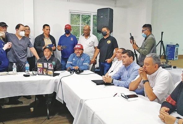 Ayer se instaló la mesa única de diálogo en la que participan dirigentes de la Anadepo y otros grupos. Ayer se instaló la mesa única de diálogo en la que participan dirigentes de la Anadepo y otros grupos.