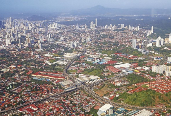 La estación del Metro en San Miguelito, nodo de intercambio con la línea 2 del Metro, es una de las dos estaciones que más usuarios registra en la línea 1 del Metro. Para aprovechar esta centralidad, se requiere de un plan que ordene la actividad económica, la conexión con otros medios de transporte y el trazado de las calles. La estación del Metro en San Miguelito, nodo de intercambio con la línea 2 del Metro, es una de las dos estaciones que más usuarios registra en la línea 1 del Metro. Para aprovechar esta centralidad, se requiere de un plan que ordene la actividad económica, la conexión con otros medios de transporte y el trazado de las calles.