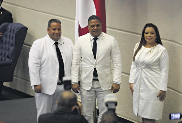 Ricardo Torres (I), Jaime Vargas (C) y Corina Cano (D). Ricardo Torres (I), Jaime Vargas (C) y Corina Cano (D).