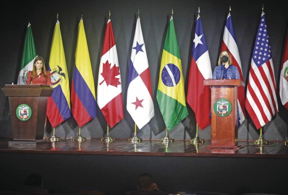 La ministra de Relaciones Exteriores de Panamá, Erika Mouynes, y Samira Gozaine, directora de Migración de Panamá La ministra de Relaciones Exteriores de Panamá, Erika Mouynes, y Samira Gozaine, directora de Migración de Panamá