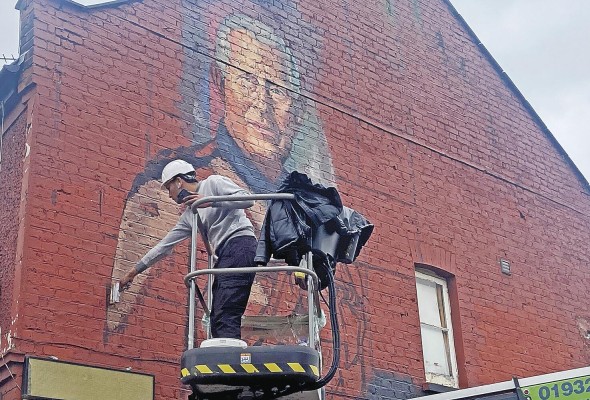 El joven artista indio Yash Patel, subido a una grúa, pinta un gran retrato del rey Carlos III del Reino Unido en el muro de una casa en el distrito de Hounslow (oeste de Londres). El joven artista indio Yash Patel, subido a una grúa, pinta un gran retrato del rey Carlos III del Reino Unido en el muro de una casa en el distrito de Hounslow (oeste de Londres).