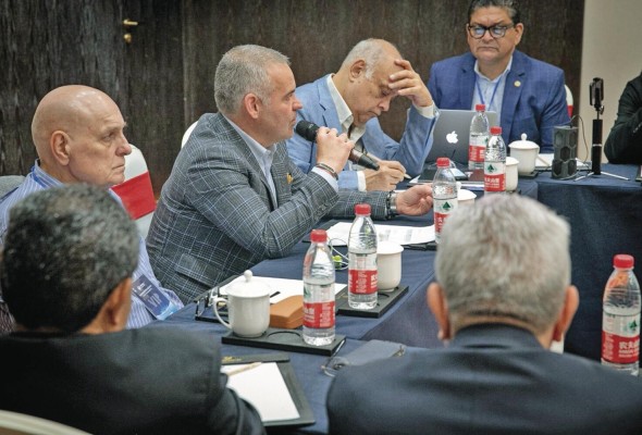El comité ejecutivo de la AMB, liderado por Gilberto Mendoza, durante una reunión el año pasado, en el marco de la convención en China. El comité ejecutivo de la AMB, liderado por Gilberto Mendoza, durante una reunión el año pasado, en el marco de la convención en China.