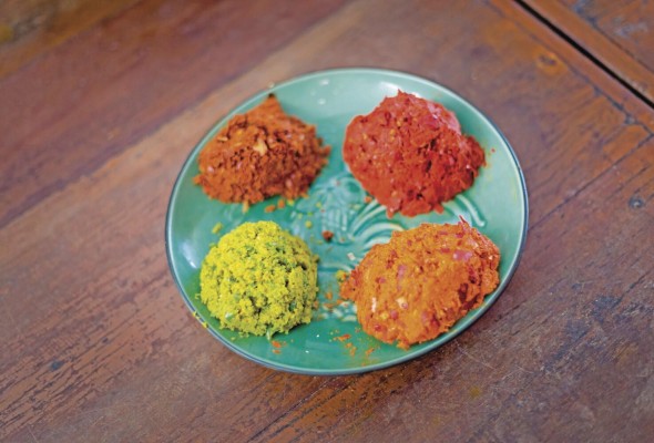 Pastas de curry tailandés, las más populares son el verde, rojo y amarillo Pastas de curry tailandés, las más populares son el verde, rojo y amarillo