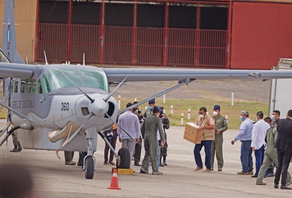 Autoridades hondureñas cargan a un avión de la fuerza aérea de Guatemala con las vacunas donadas por Israel. Autoridades hondureñas cargan a un avión de la fuerza aérea de Guatemala con las vacunas donadas por Israel.
