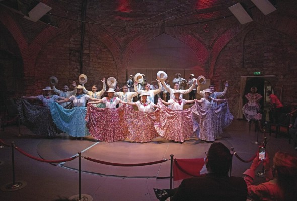 La agrupación la conformaron 29 bailarines y músicos. La agrupación la conformaron 29 bailarines y músicos.