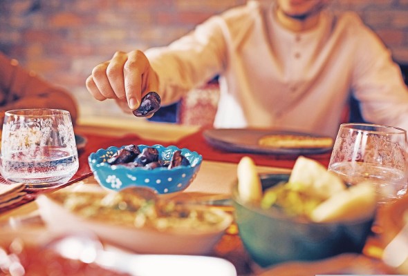 A las 6:30 se sirve la cena para realizar el 'iftar', mejor conocido como el momento en que se rompe el ayuno. A las 6:30 se sirve la cena para realizar el 'iftar', mejor conocido como el momento en que se rompe el ayuno.