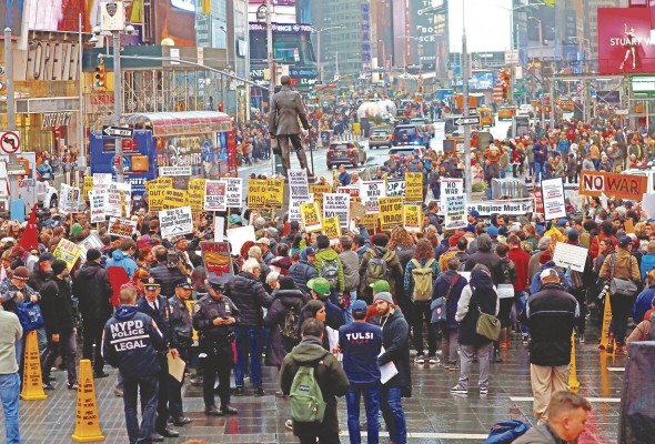 Manifestación anti-guerra, el día de ayer en Nueva York Manifestación anti-guerra, el día de ayer en Nueva York