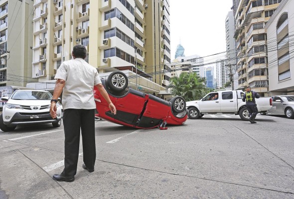 En el mundo mueren alrededor de 1,2 millones de personas por año como consecuencia de accidentes de tránsito. En el mundo mueren alrededor de 1,2 millones de personas por año como consecuencia de accidentes de tránsito.